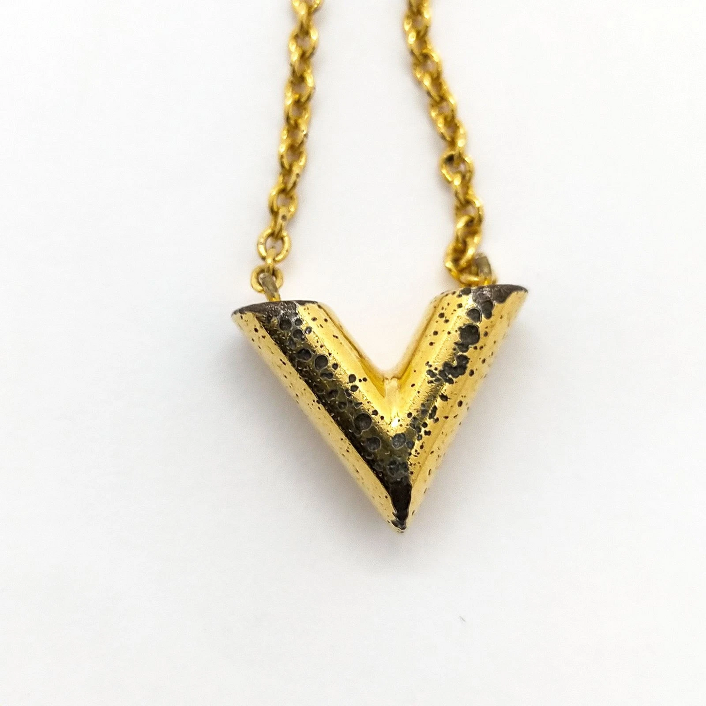 $520 2020 Louis Vuitton Essential V Necklace Gold LE1200
