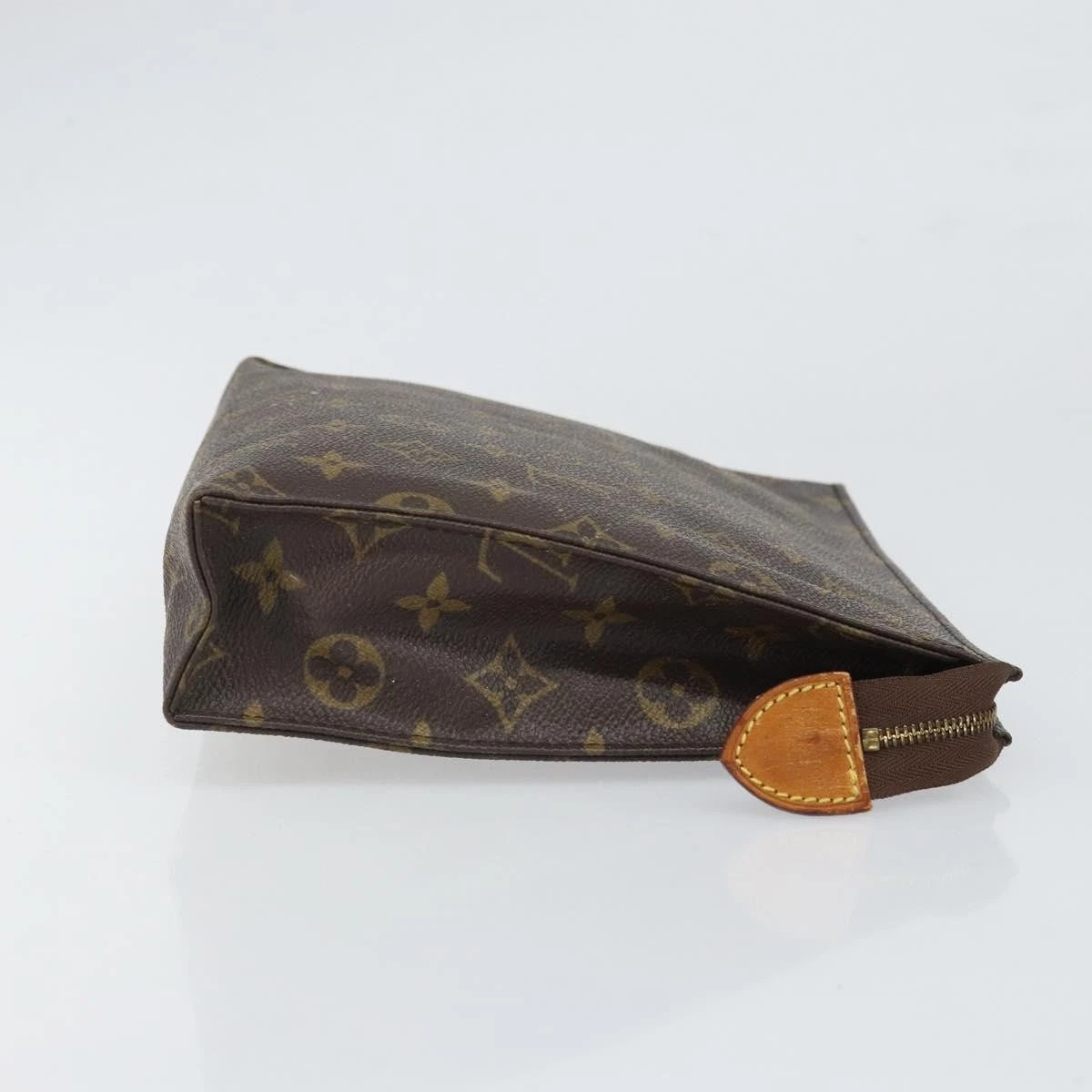 $760 LOUIS VUITTON Monogram Toiletry Pouch 26