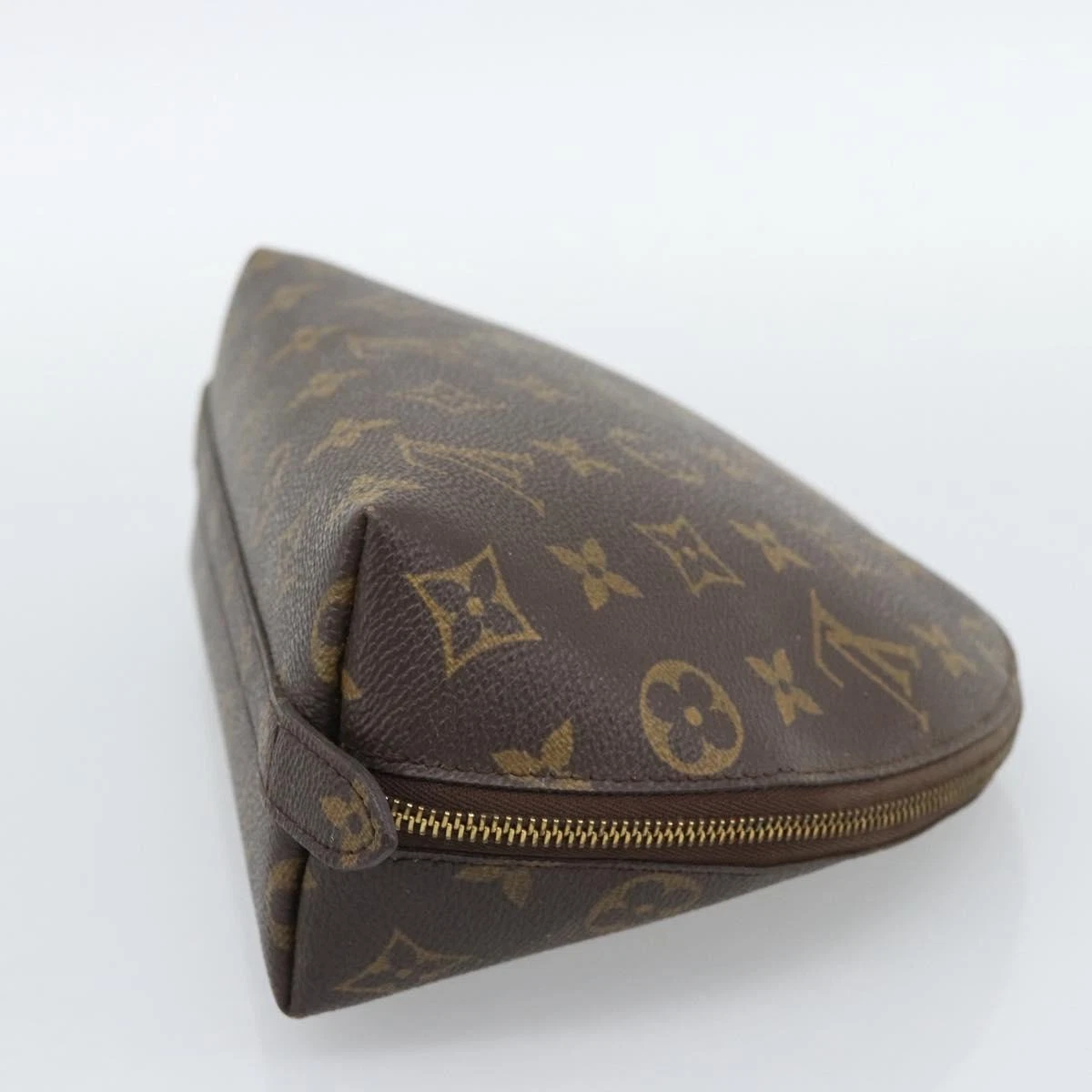 $735 2003 LOUIS VUITTON Monogram Trousse Demi Ronde TH0053