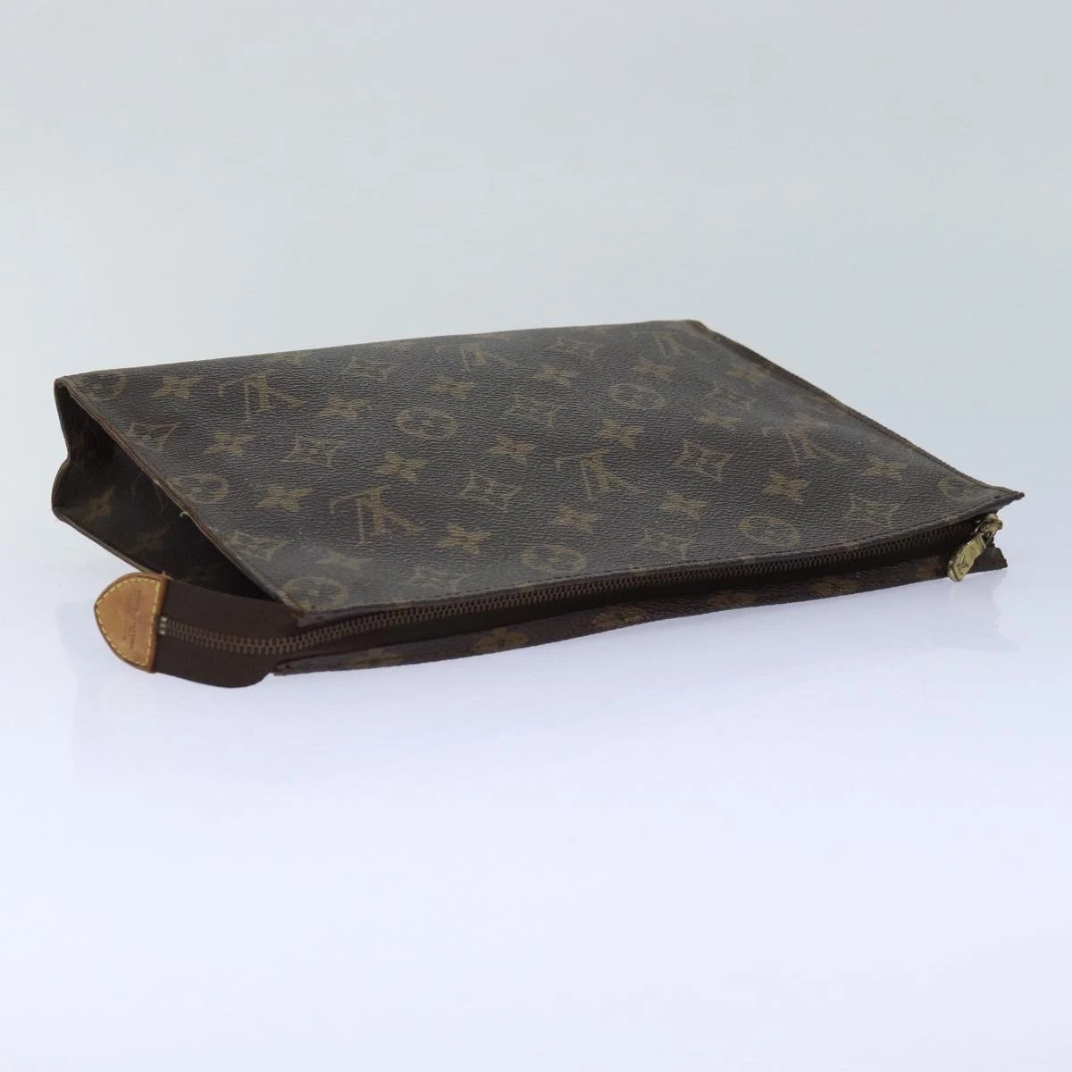 $760 LOUIS VUITTON Monogram Toiletry Pouch 26