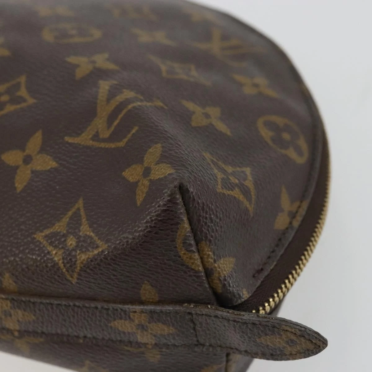 $620 2002 LOUIS VUITTON Monogram Trousse Demi Ronde TH0092