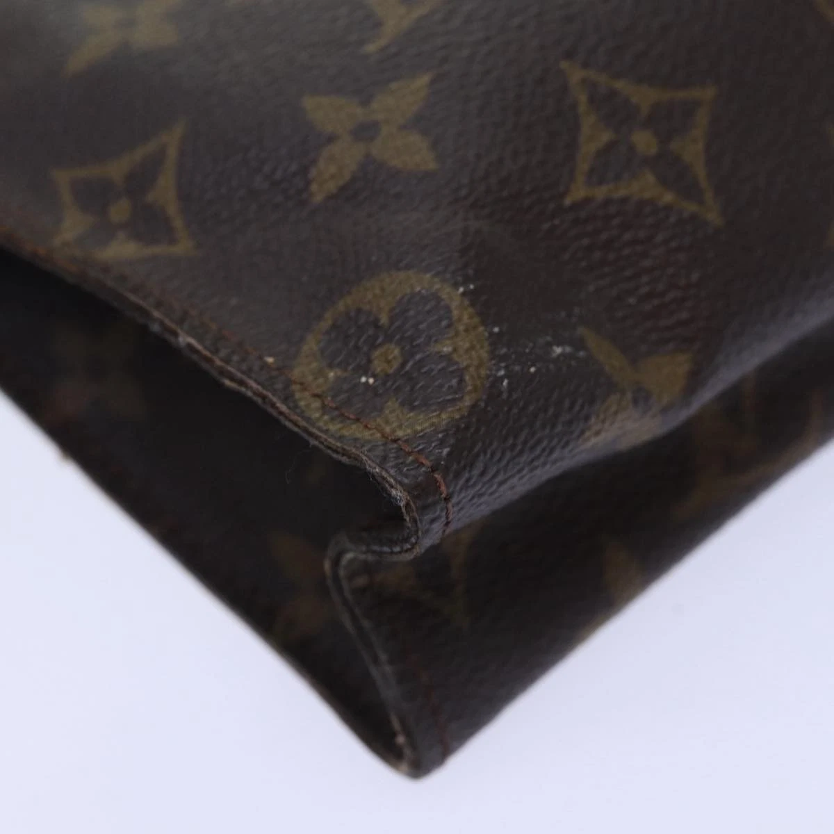 $760 LOUIS VUITTON Monogram Toiletry Pouch 26