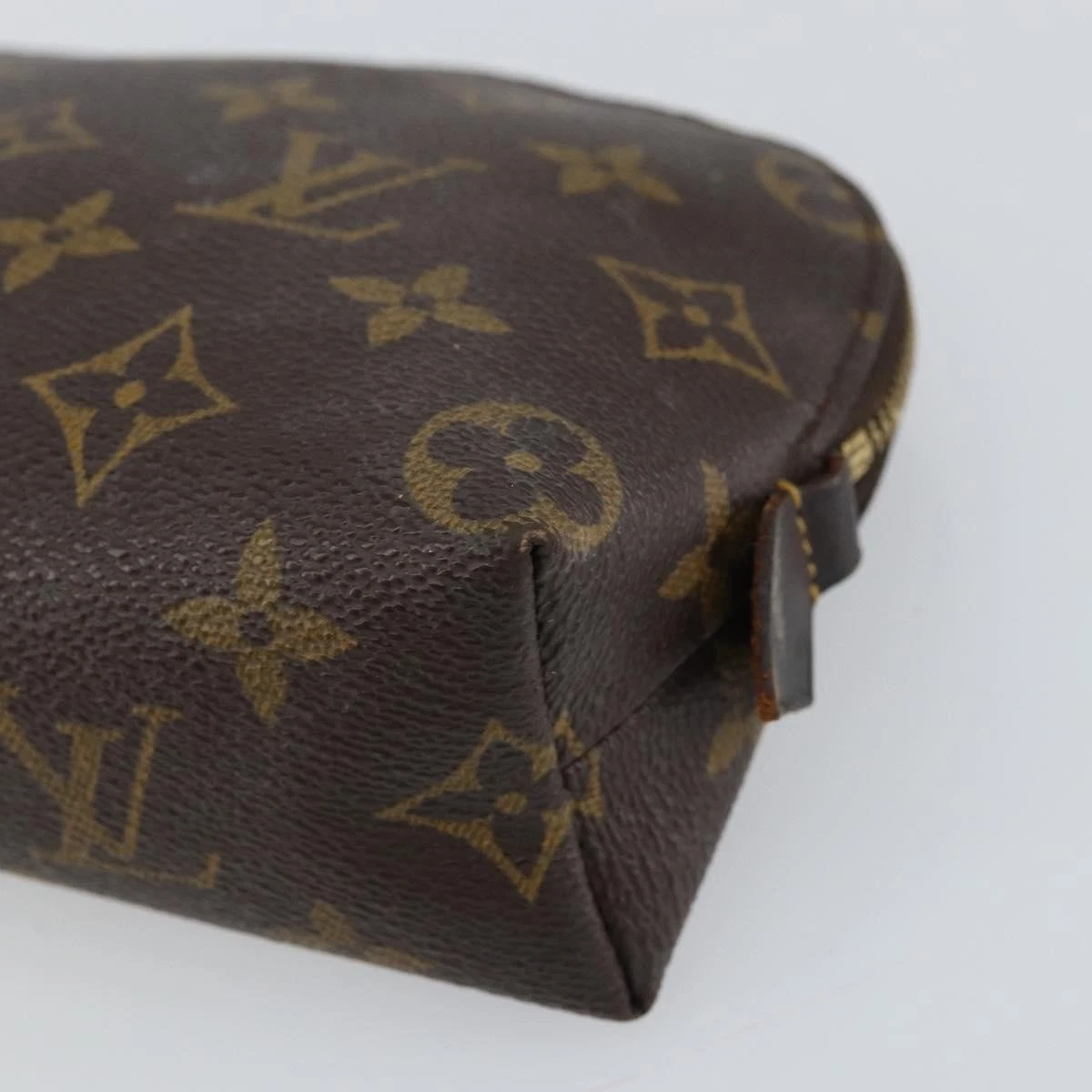 $620 2001 Louis Vuitton Monogram Cosmetic Pouch CA1021