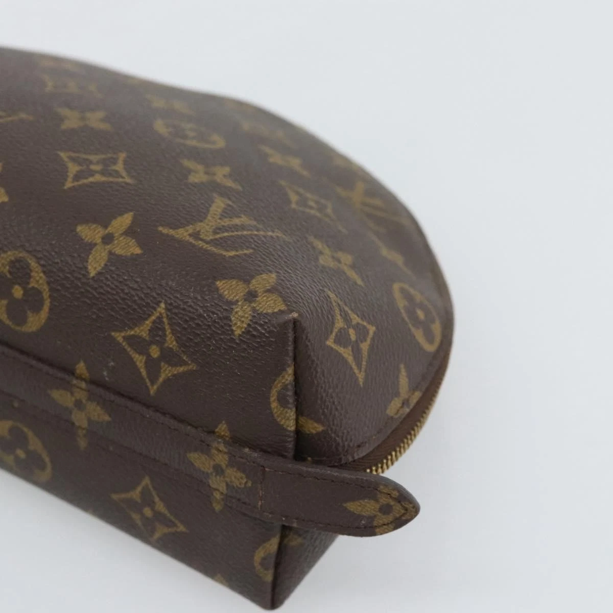 $735 2003 LOUIS VUITTON Monogram Trousse Demi Ronde TH0053