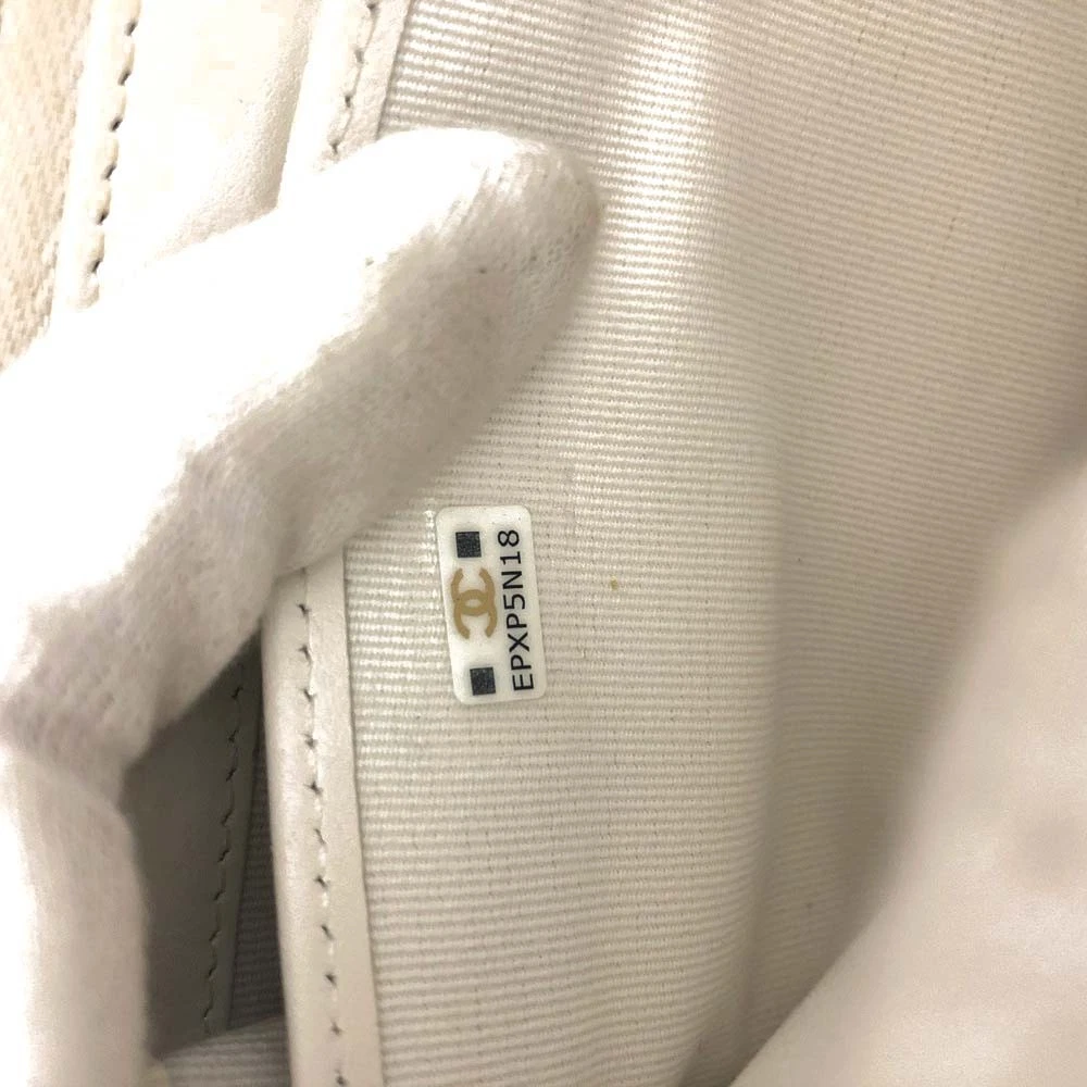 CHANEL CC Quilted Matelasse Grained Calfskin Bifold Wallet/8CG0208