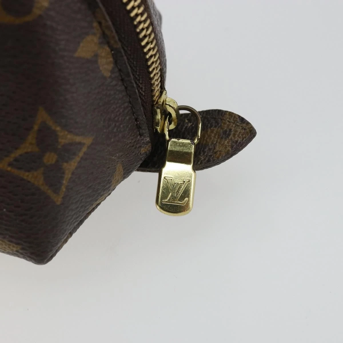 $620 2002 LOUIS VUITTON Monogram Trousse Demi Ronde TH0092