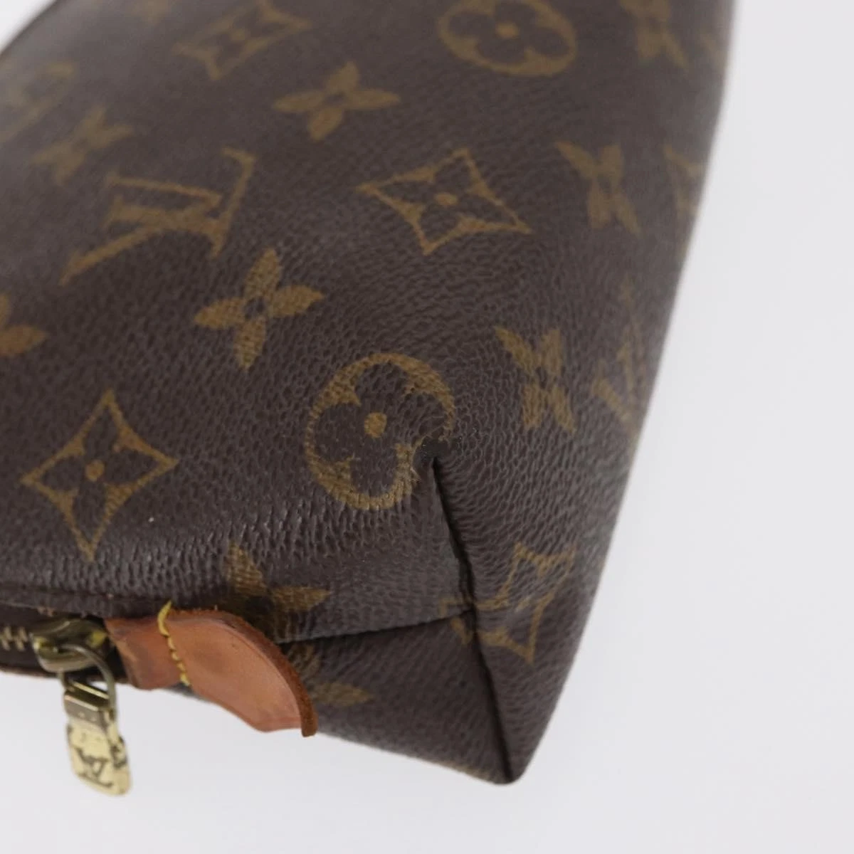 $625 2001 LOUIS VUITTON Monogram Cosmetic Pouch CA0091