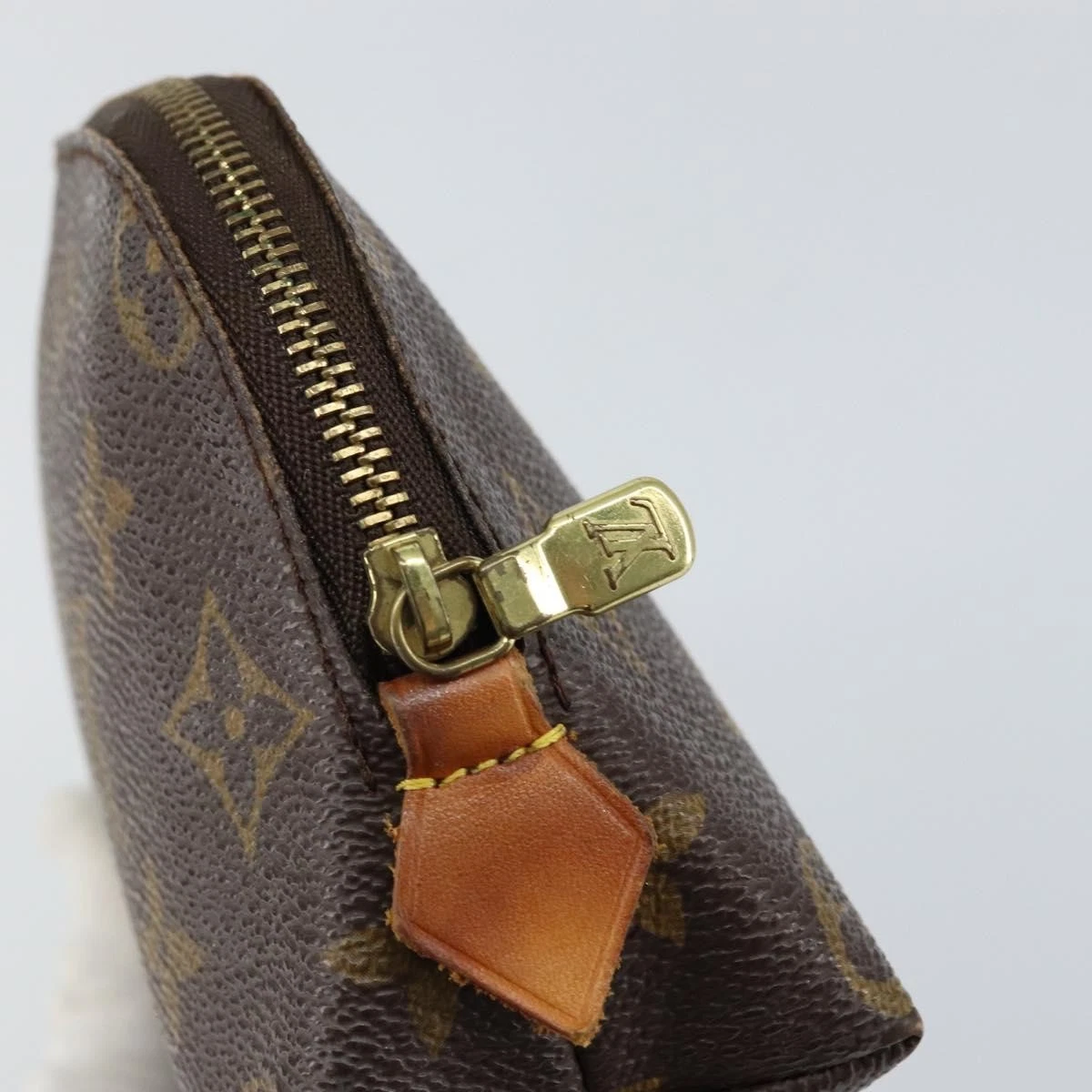 $620 2001 Louis Vuitton Monogram Cosmetic Pouch CA1021