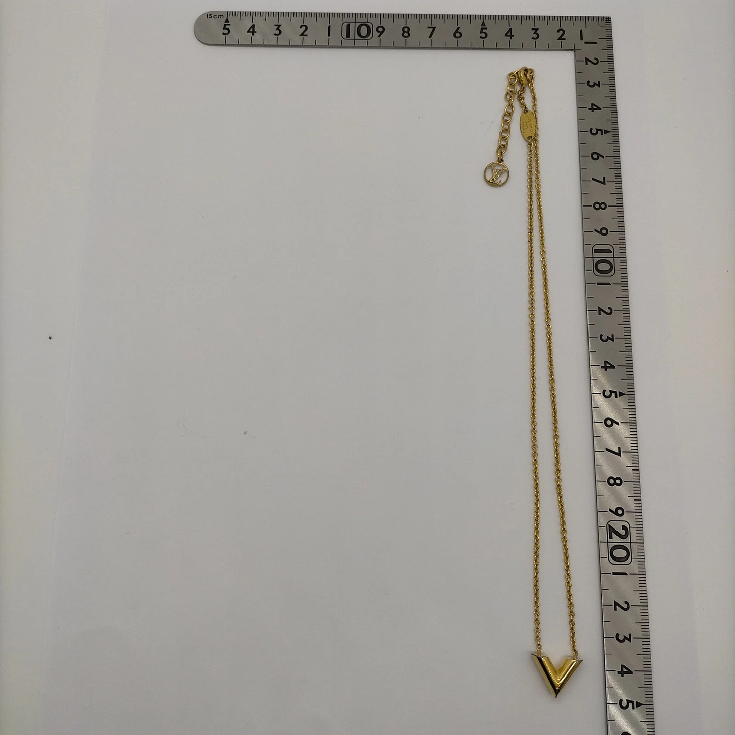 $520 2020 Louis Vuitton Essential V Necklace Gold LE1200