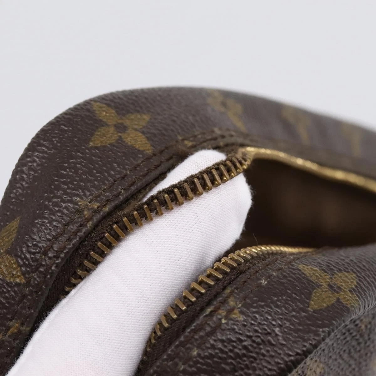$600 1987 LOUIS VUITTON Monogram Trousse Toilette 23 874TH