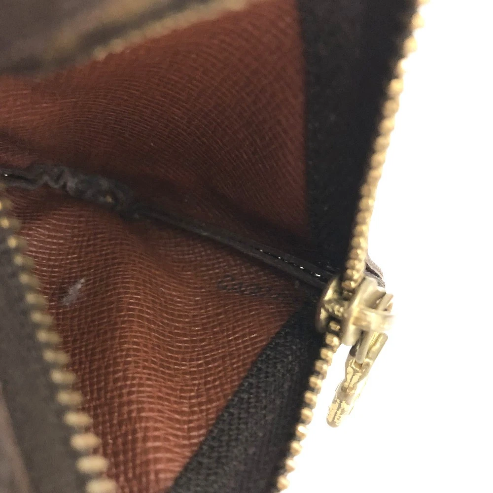 $355 2000 Louis Vuitton Monogram Key Pouch CA0040