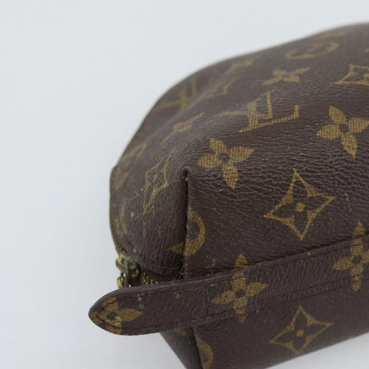 $735 2003 LOUIS VUITTON Monogram Trousse Demi Ronde TH0053