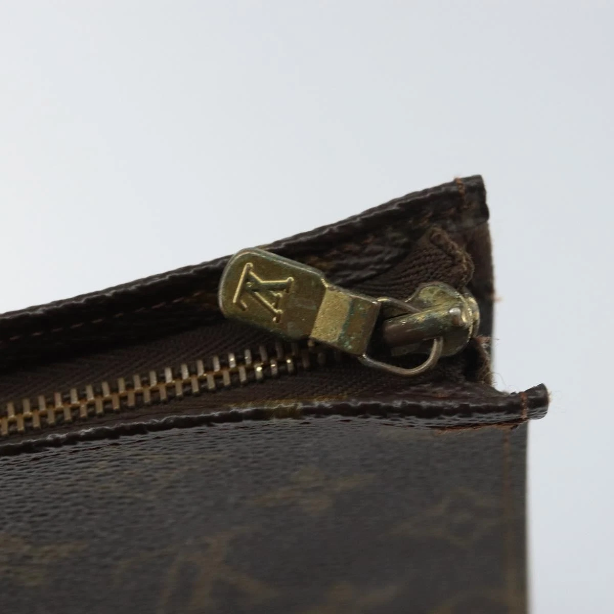 $760 LOUIS VUITTON Monogram Toiletry Pouch 26 France