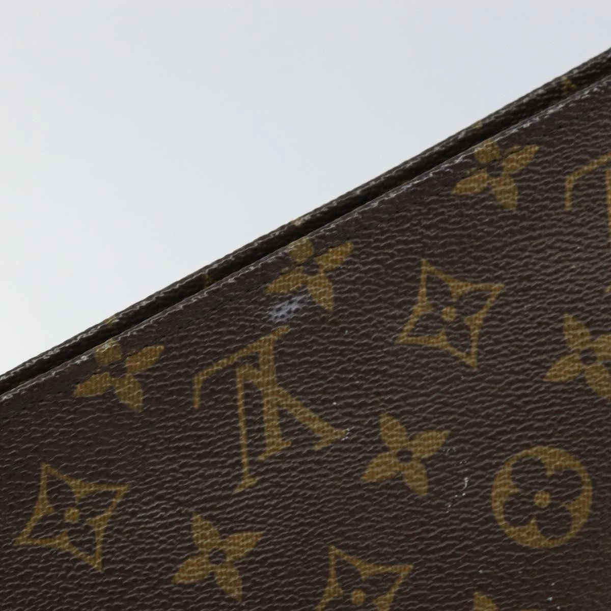 $760 LOUIS VUITTON Monogram Toiletry Pouch 26