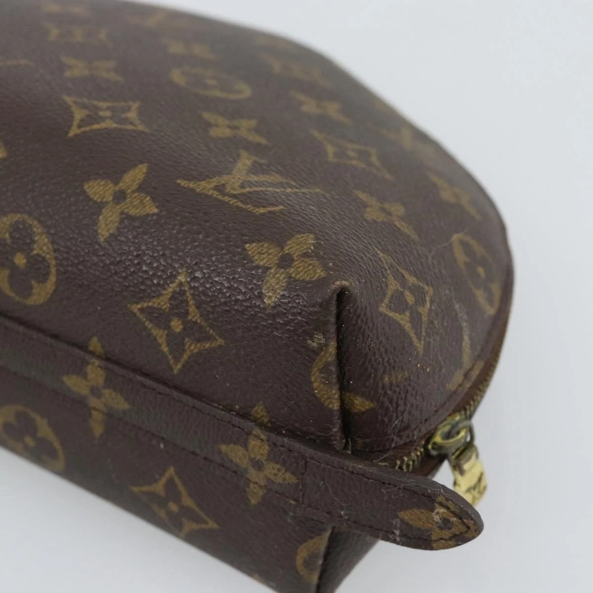 $735 2003 LOUIS VUITTON Monogram Trousse Demi Ronde TH0053