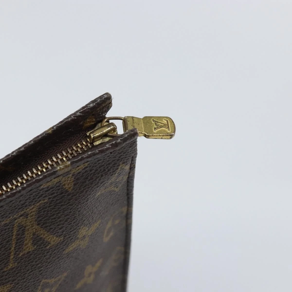 $760 LOUIS VUITTON Monogram Toiletry Pouch 26