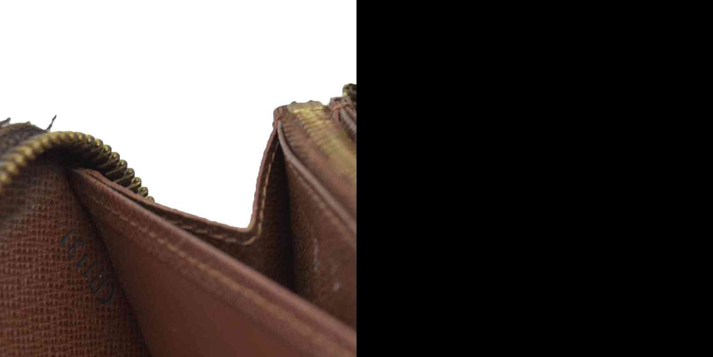$915 Louis Vuitton 2011 LV Monogram Zippy Wallet CA1131