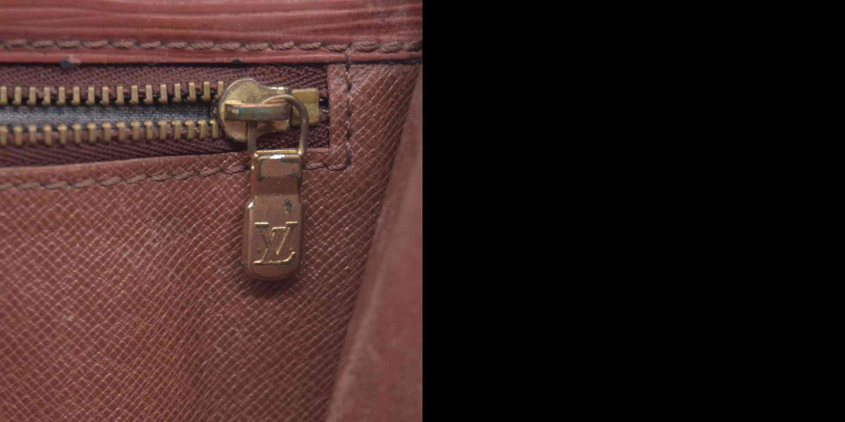 $1080 Louis Vuitton  Epi Leather Pochette Sellier Dragonne 26 10021254