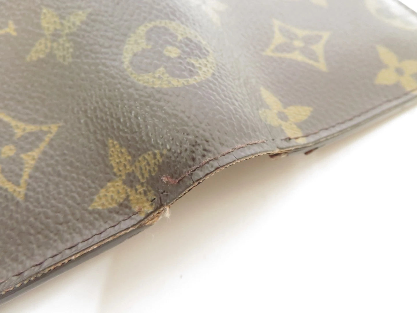 $750 2004 LOUIS VUITTON Monogram Kiss Lock Wallet TH0054