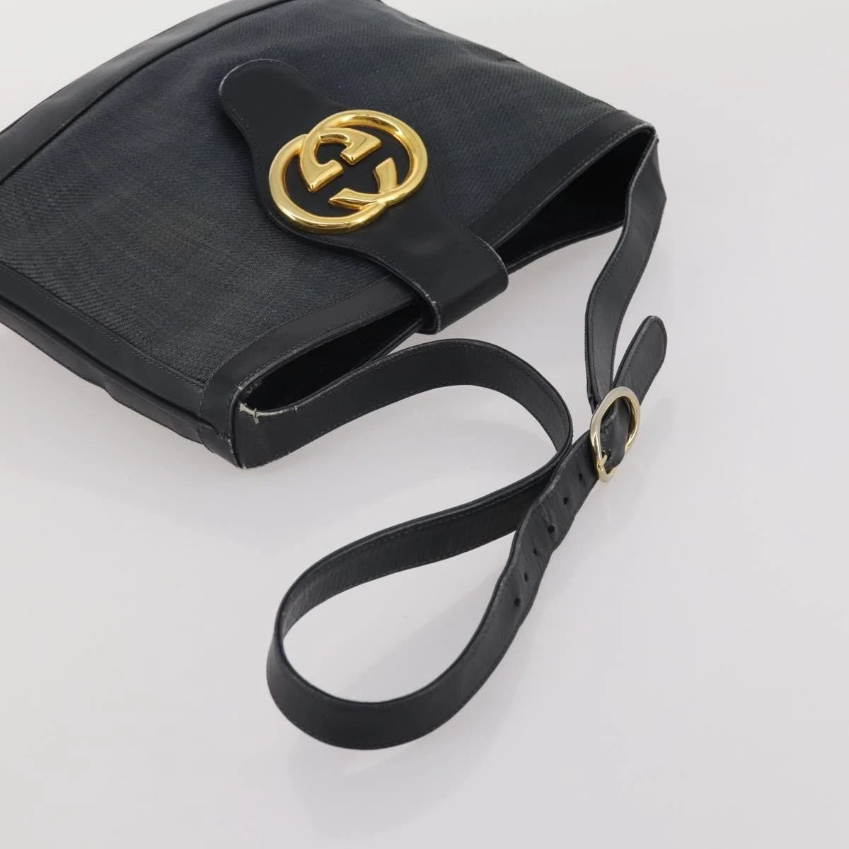 $1200 Gucci GG Logo Leather Messenger Bag Giveaway