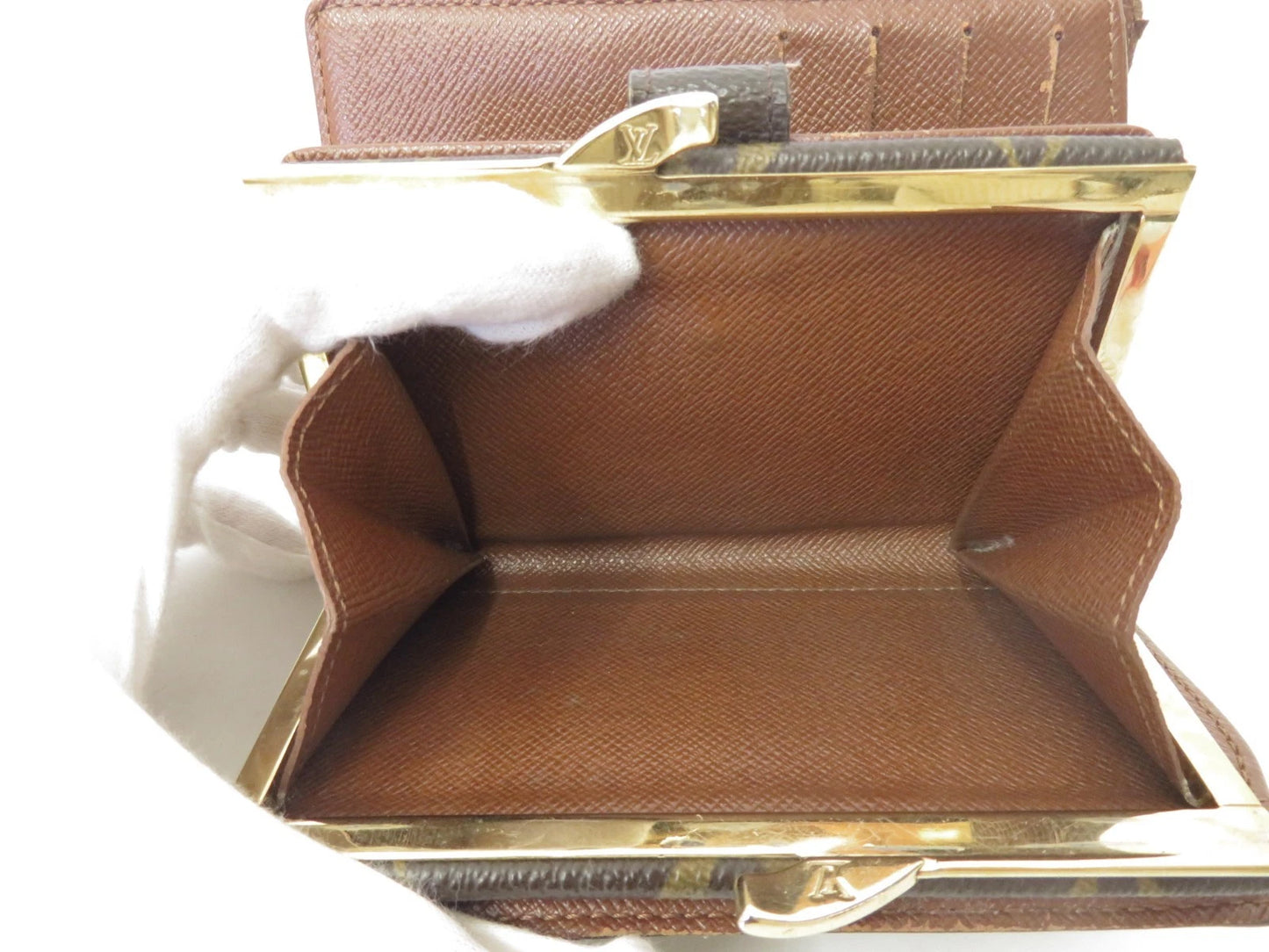 $750 2004 LOUIS VUITTON Monogram Kiss Lock Wallet TH0054