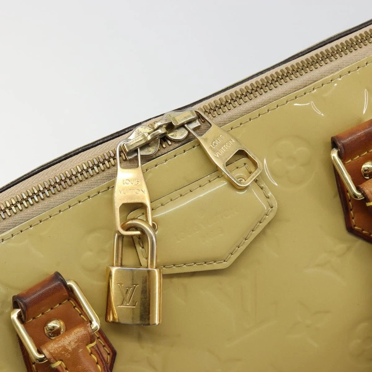 $1560 2014 LOUIS VUITTON Vernis Montebello PM Dune DR2114