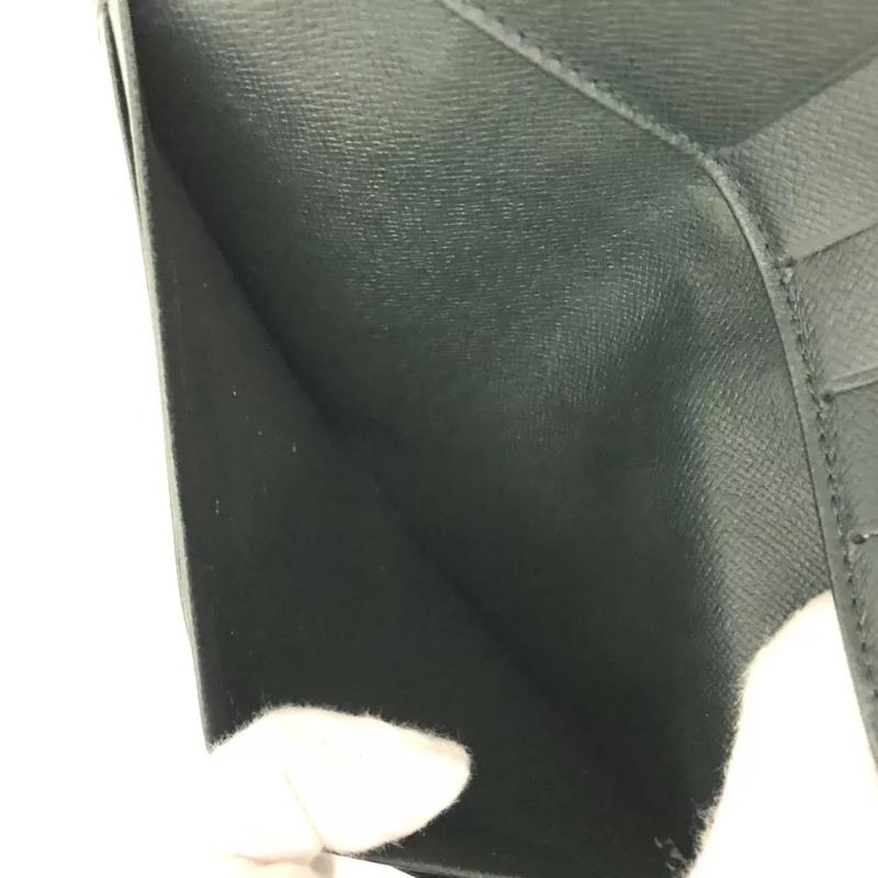 Louis Vuitton  Taiga Porte-Chequier Cartes Credit Wallet Epicea MI0996